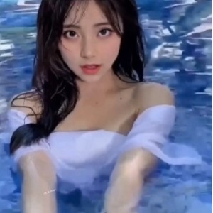 onlyfans付费女神《Linhi_Cute》&《Yuumeilyn》联袂献上精彩佳作